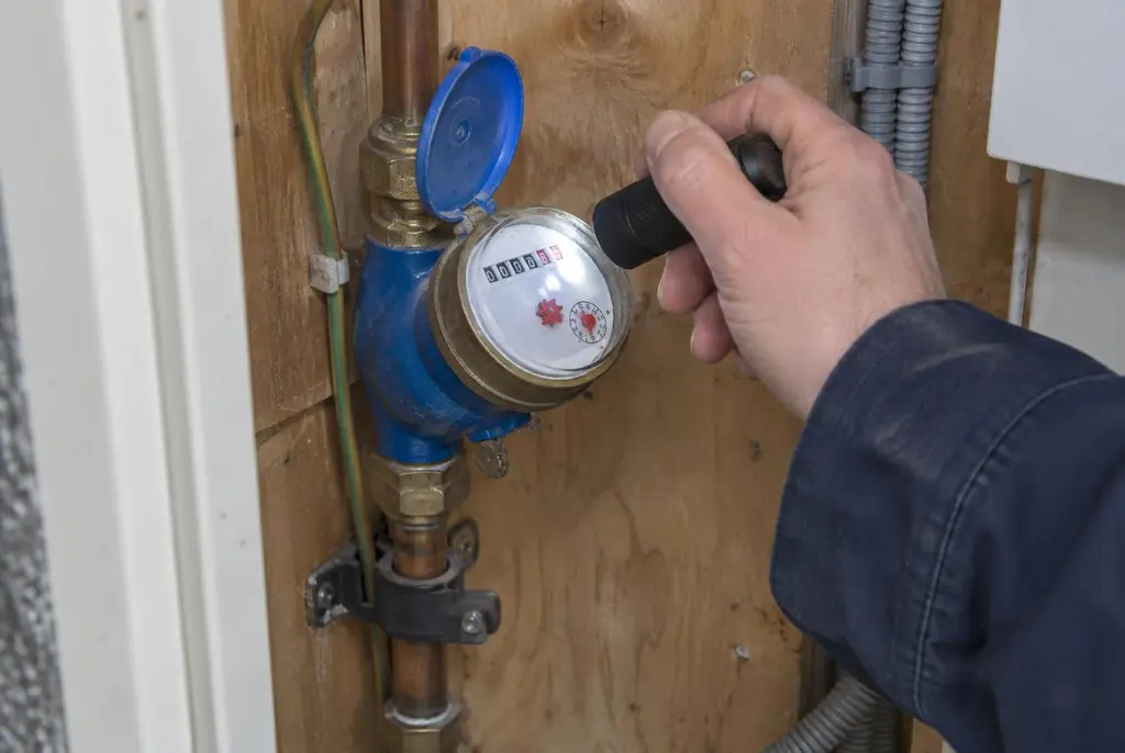Lekdetectie Nunspeet – watermeter in de meterkast controleren met een zaklamp